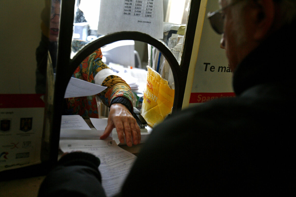 Funcționarii cu amenzi dacă pun cetățenii pe drumuri