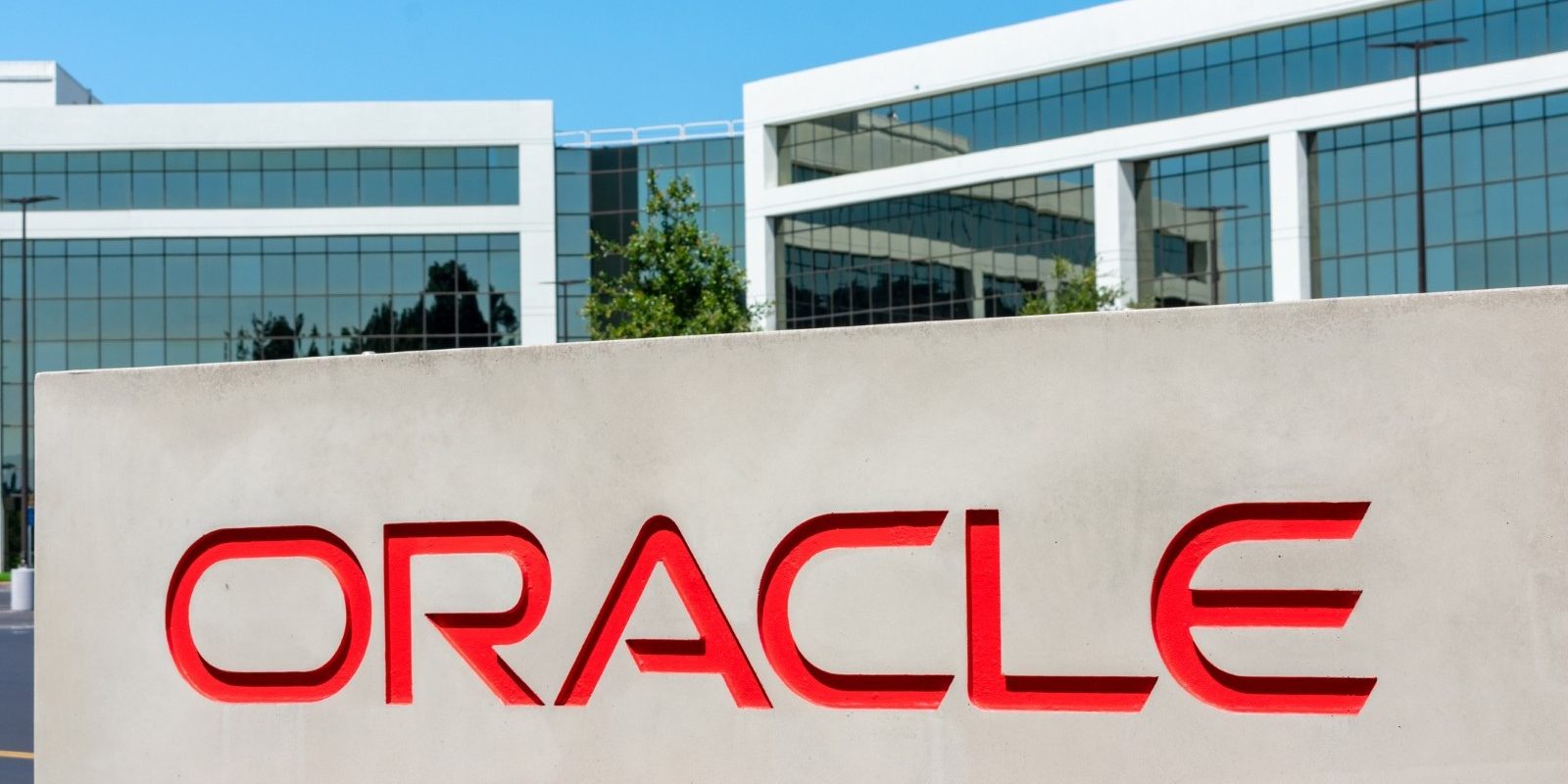 Oracle dă afară peste 500 de români
