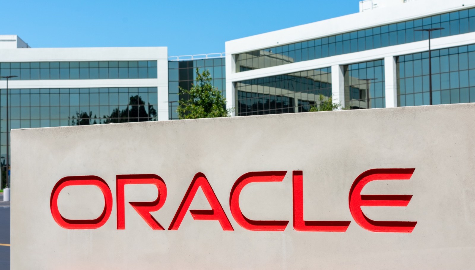 Oracle dă afară peste 500 de români