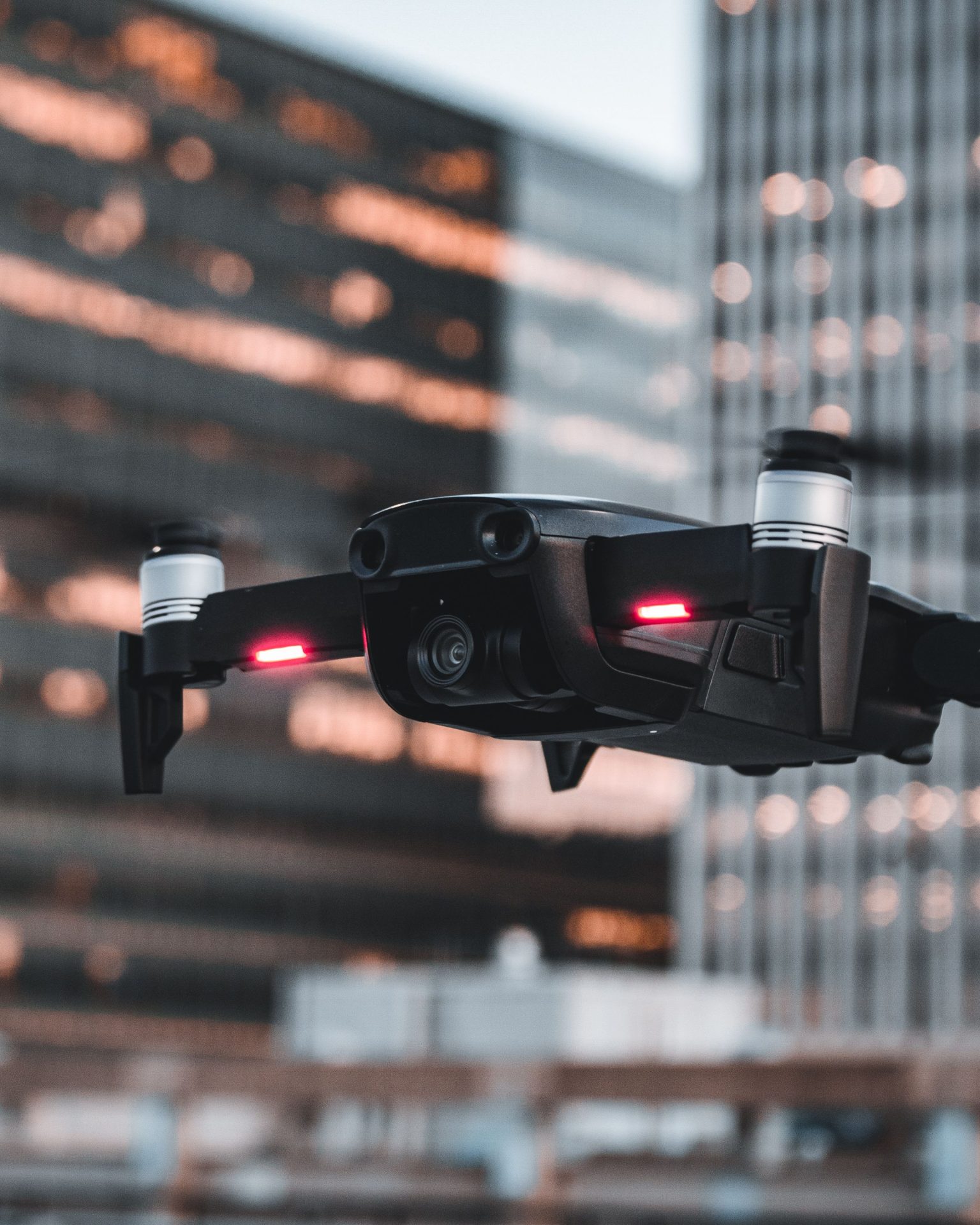 Europarlamentarii aprobă bani rapizi pentru drone și AI militar