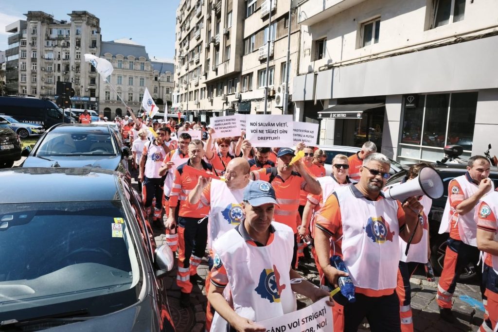Ambulanțieri în stradă, nemulțumiți de noua lege (FOTO-VIDEO)