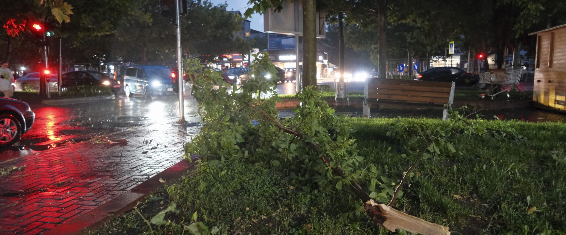 București sub alertă METEO: Cod roșu de ploi și vijelii