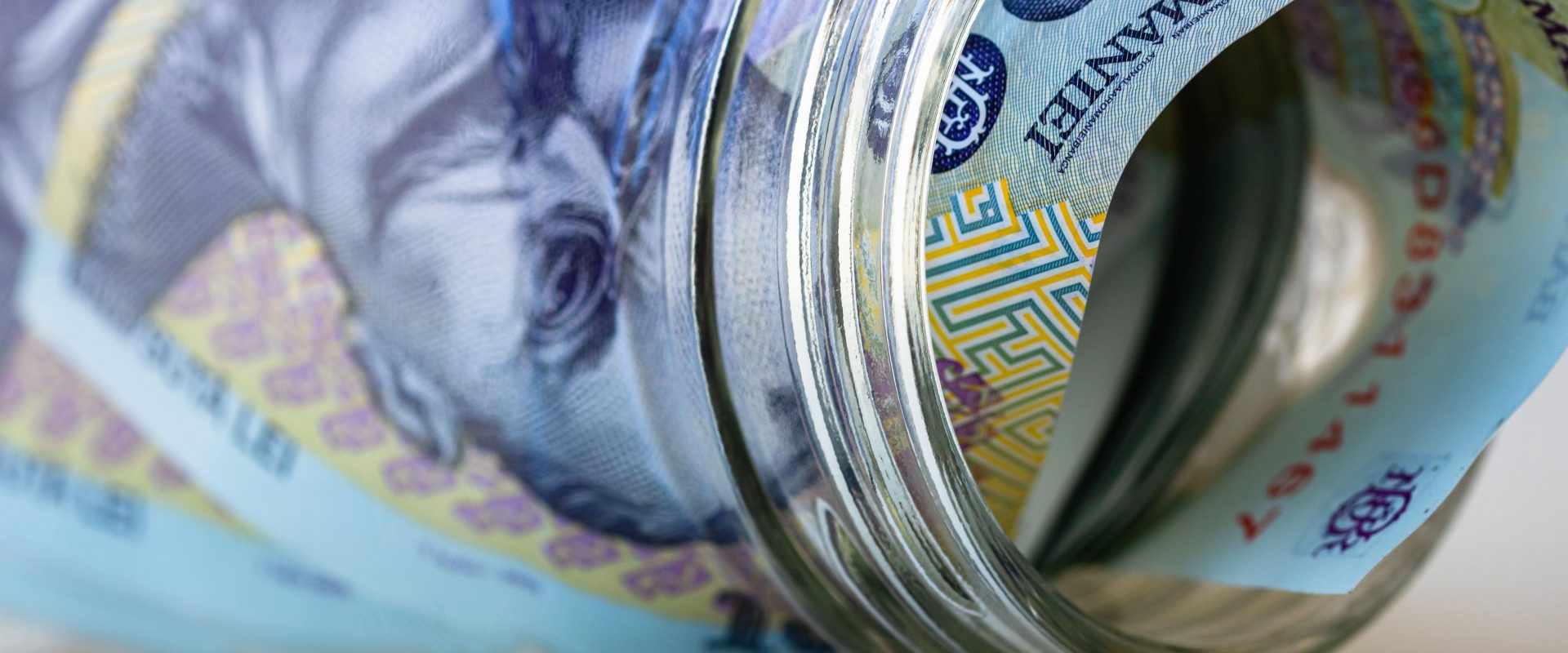 România: Deficitul comercial scade la 13,5 miliarde euro. Exporturi în creștere