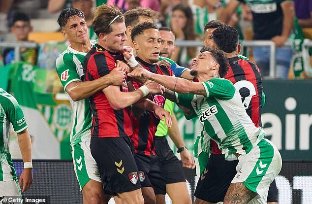 Antony, eliminat într-o bătaie generală pe teren. Un jucător de la Betis, roșu