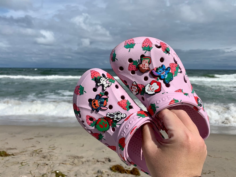 Jibbitz: 9 idei inedite pentru a-ți personaliza Crocs