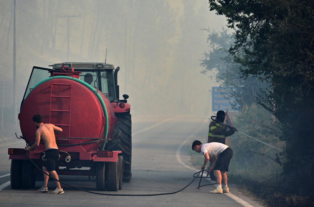 Incendiu în Siviri, evacuați pe mare