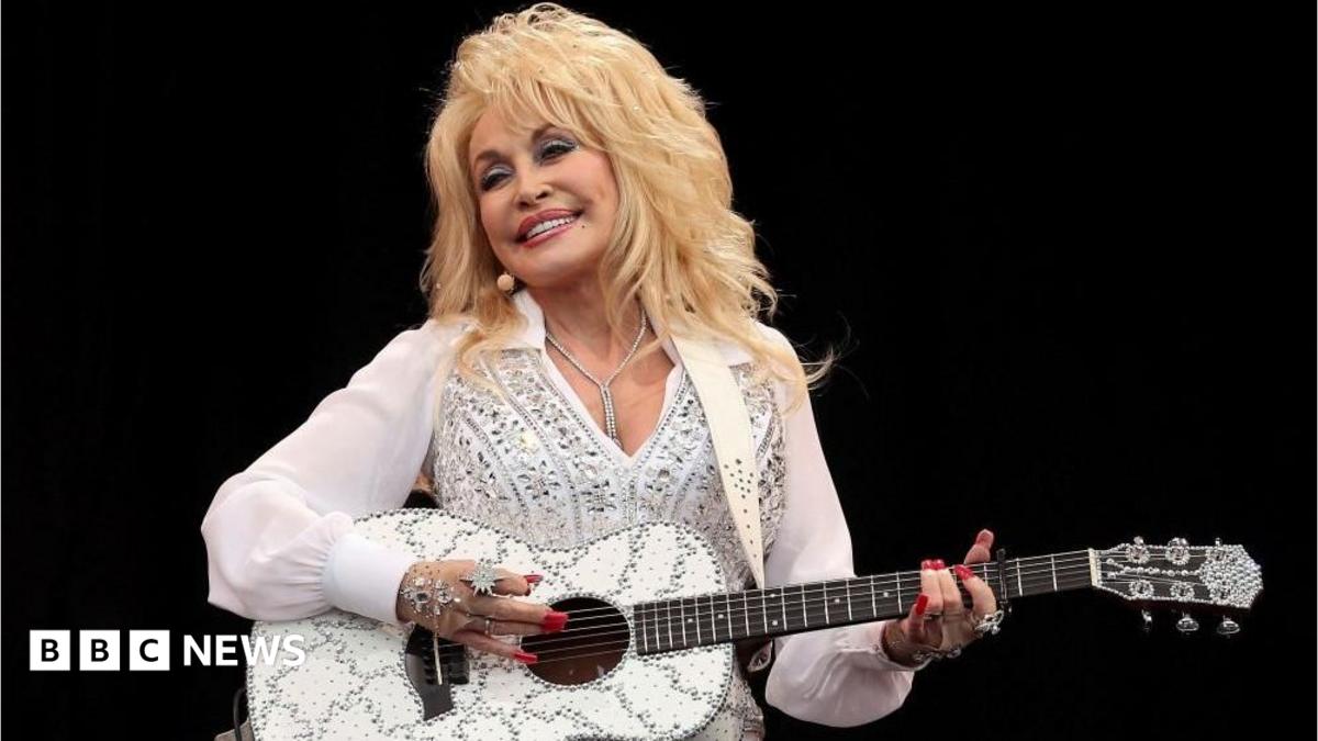 Dolly Parton, regina country, s-a stins din viață la 80 de ani