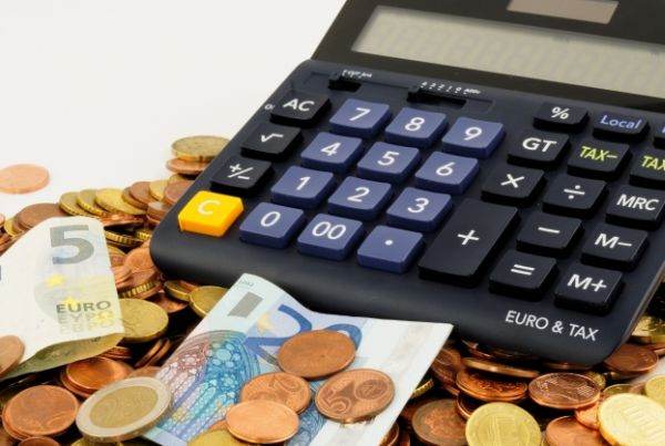 Euro scade dramatic: 5,2396 lei la casele de schimb