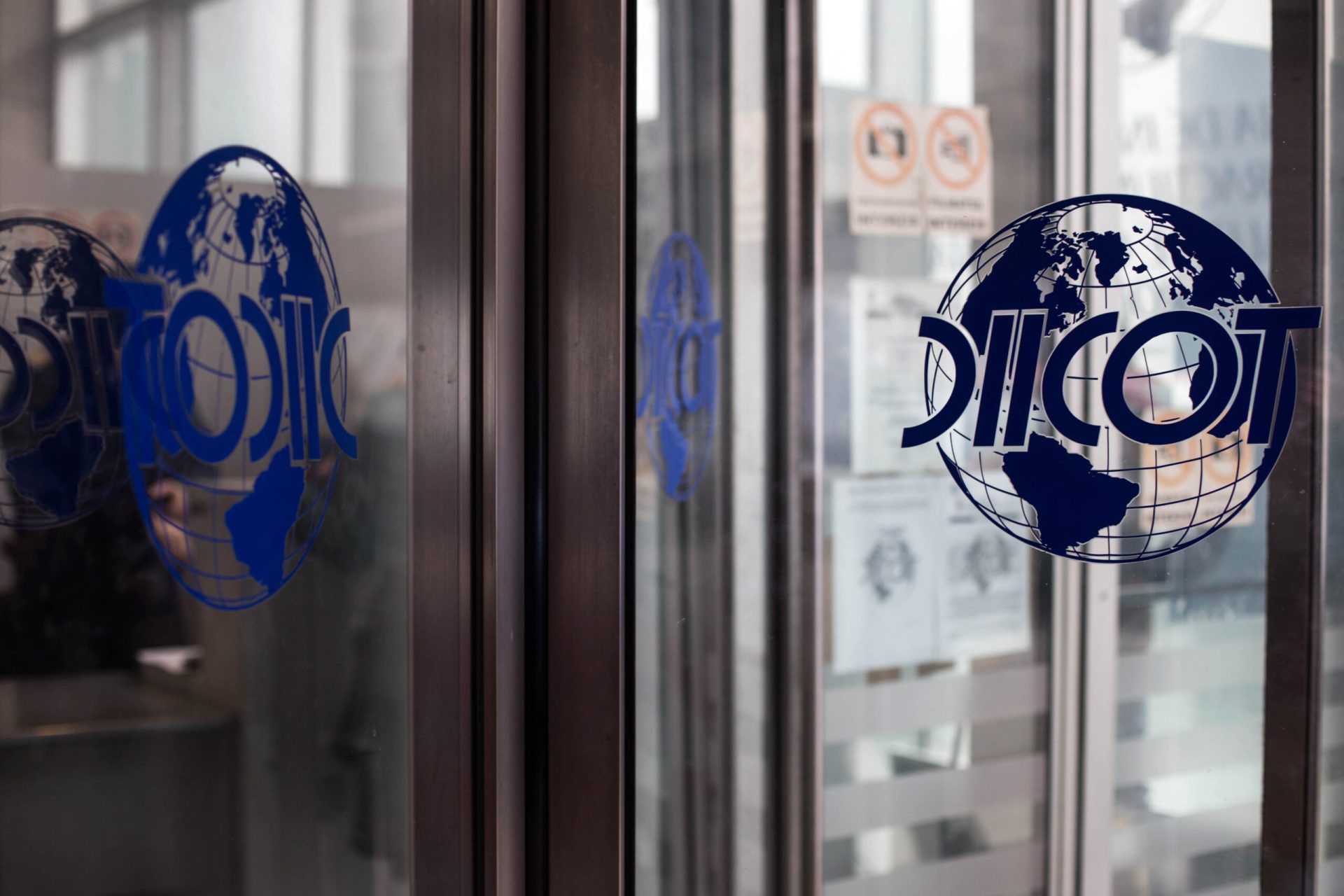 DIICOT: 79 de percheziții anti-contrabandă țigări în București și șase județe