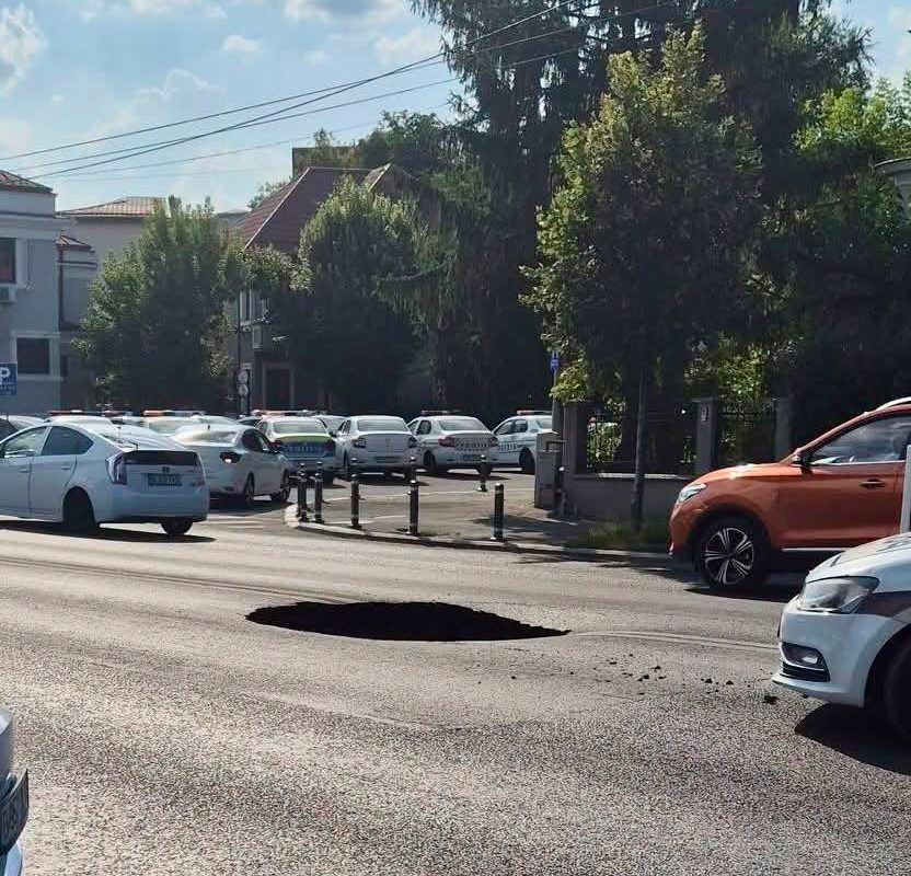 Surpare pe Eroilor. Circulația, blocată de Apa Nova