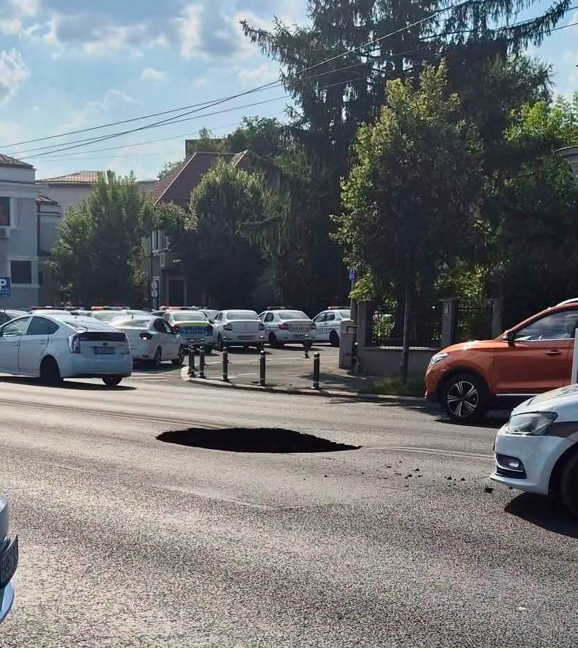 Surpare pe Eroilor. Circulația, blocată de Apa Nova