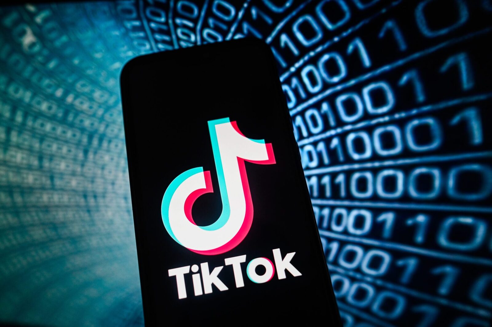 Tineri pe TikTok, bani în joc: Experții trag semnalul de alarmă