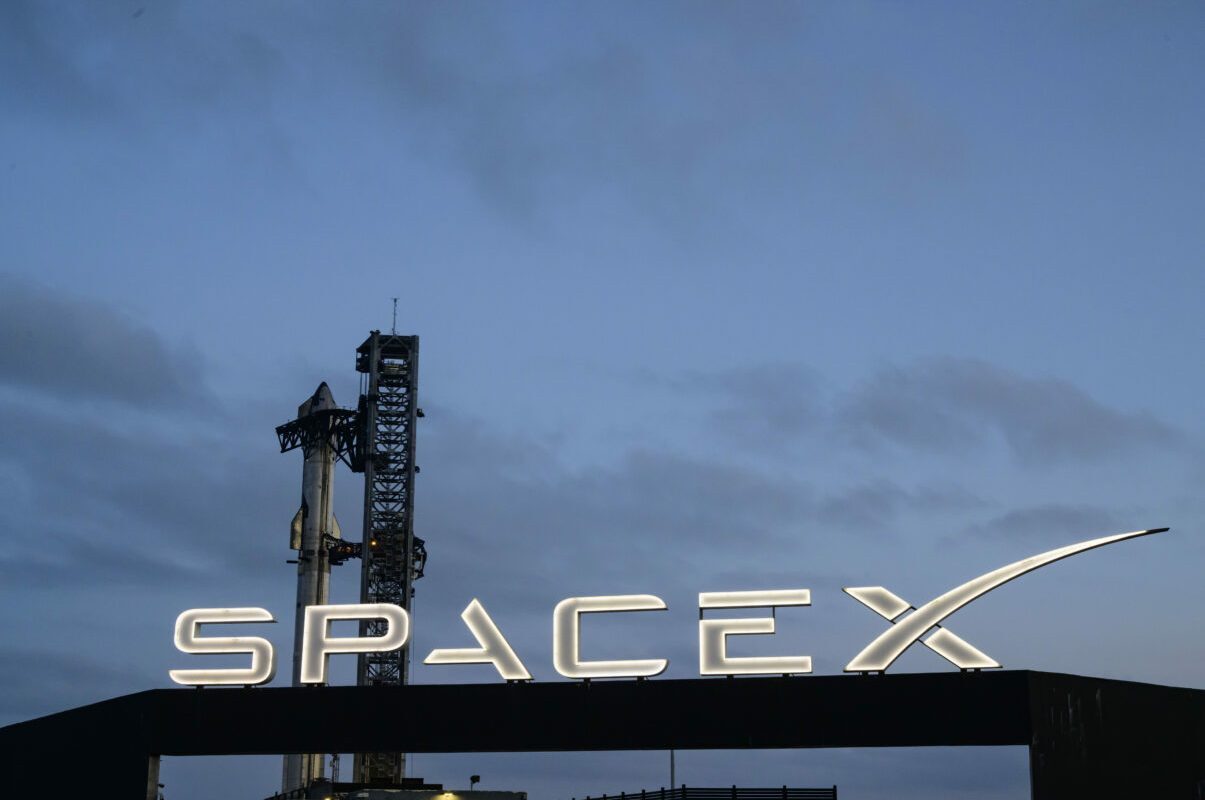 Musk face din Lună fabrică de sateliți
