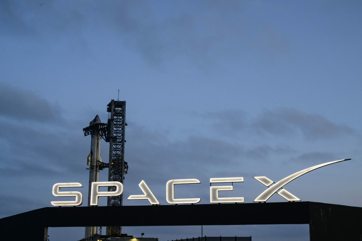 Musk face din Lună fabrică de sateliți