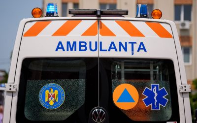 Rescrie acest titlu ca un jurnalist român experimentat. Între 55-70 caractere, captivant, direct. Stilul ziarelor Libertatea, Adevărul, HotNews. Titlu: Ambulanță, atacată cu topoarele, bâte și pietre, într-un sat din Cluj. Motivul furiei localnicilor

REGULI STRICTE:
– Răspunde cu UN SINGUR titlu, nimic altceva
– Prima literă din titlu TREBUIE să fie MAJUSCULĂ
– NUMELE PROPRII CU LITERĂ MARE OBLIGATORIU: Donald Trump (nu donald Trump), Mircea Lucescu (nu mircea lucescu), București (nu București), România (nu românia), Europa (nu europa)
– Folosește DIACRITICE corecte: Ă, î, â, ș, ț (nu a, i, a, s, t). Exemplu: Mașină (nu masina), încă (nu inca), față (nu fata)
– Fără ghilimele în jurul titlului
– Fără majuscule la fiecare cuvânt (nu Title Case) – doar prima literă din propoziție și numele proprii
– Fără punct la finalul titlului
– Fără „Iată ce…”, „Află cum…”, „Descoperă…”, „Află acum”, „Surpriză:”
– Semnul de exclamare (!) este COMPLET INTERZIS în titlu – nu folosi ! niciodată
– SCRIE DOAR ÎN LIMBA ROMÂNĂ – dacă titlul original e în altă limbă, traduce-l
– Fără formatare markdown sau HTML