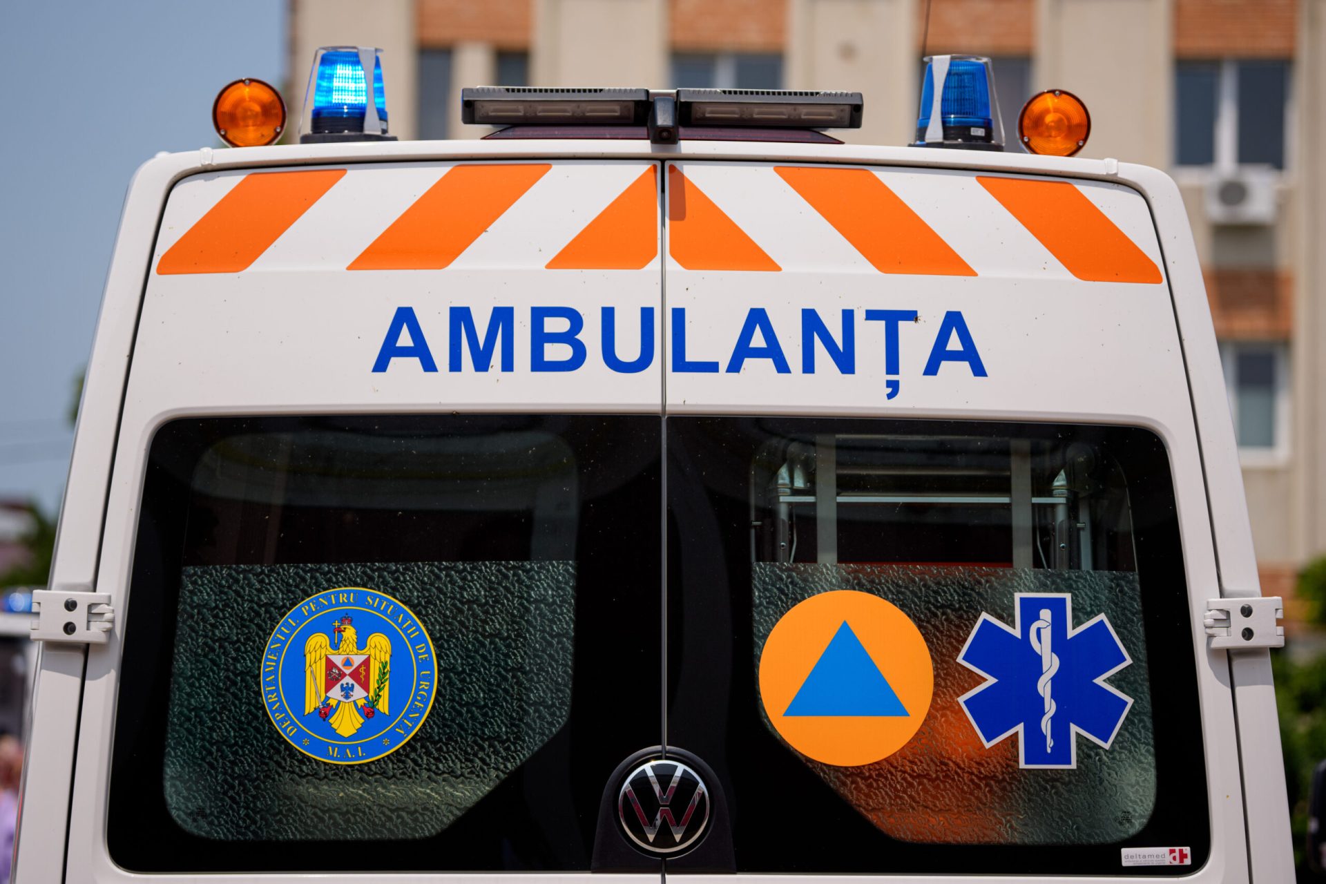 Rescrie acest titlu ca un jurnalist român experimentat. Între 55-70 caractere, captivant, direct. Stilul ziarelor Libertatea, Adevărul, HotNews. Titlu: Ambulanță, atacată cu topoarele, bâte și pietre, într-un sat din Cluj. Motivul furiei localnicilor

REGULI STRICTE:
– Răspunde cu UN SINGUR titlu, nimic altceva
– Prima literă din titlu TREBUIE să fie MAJUSCULĂ
– NUMELE PROPRII CU LITERĂ MARE OBLIGATORIU: Donald Trump (nu donald Trump), Mircea Lucescu (nu mircea lucescu), București (nu București), România (nu românia), Europa (nu europa)
– Folosește DIACRITICE corecte: Ă, î, â, ș, ț (nu a, i, a, s, t). Exemplu: Mașină (nu masina), încă (nu inca), față (nu fata)
– Fără ghilimele în jurul titlului
– Fără majuscule la fiecare cuvânt (nu Title Case) – doar prima literă din propoziție și numele proprii
– Fără punct la finalul titlului
– Fără „Iată ce…”, „Află cum…”, „Descoperă…”, „Află acum”, „Surpriză:”
– Semnul de exclamare (!) este COMPLET INTERZIS în titlu – nu folosi ! niciodată
– SCRIE DOAR ÎN LIMBA ROMÂNĂ – dacă titlul original e în altă limbă, traduce-l
– Fără formatare markdown sau HTML