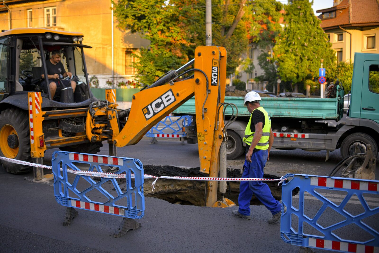 București: Carosabil surpat pe Eroilor, groapă de 3 metri