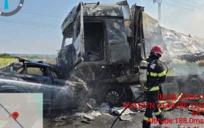 Accident grav între o mașină și un TIR. În urma impactului, autovehiculele au luat foc și unul dintre șoferi a murit