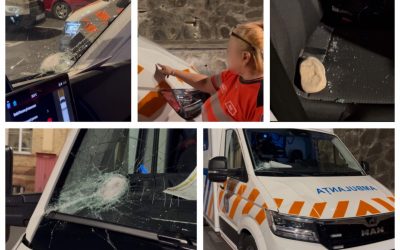 Ambulanță din judet, atacată cu topoarele pe motiv că „fură copii” – VIDEO