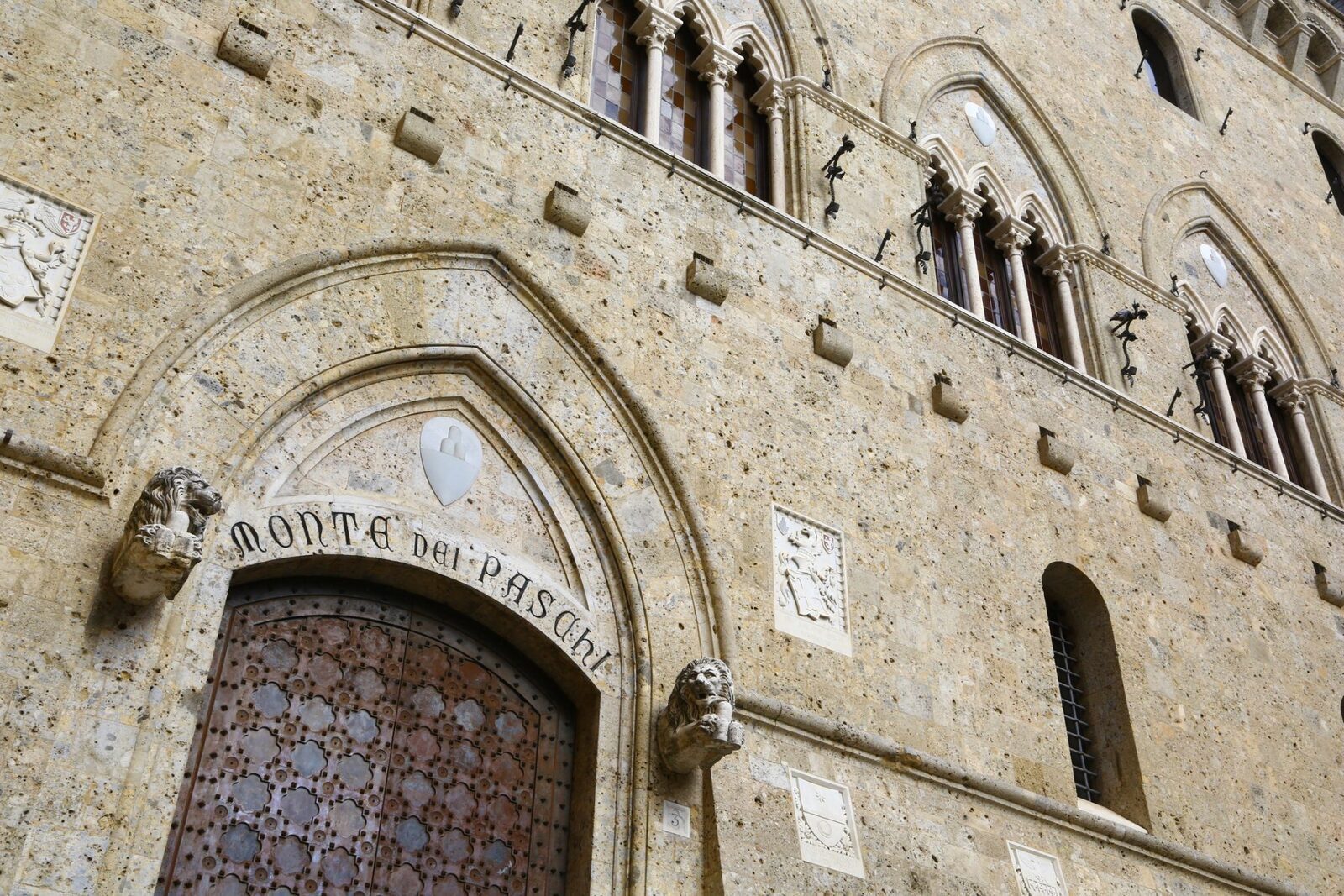 Bani privați cresc bogații Italiei. Băncile intră în luptă