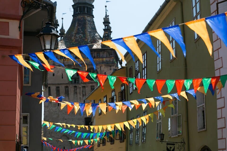 Sighișoara medievală, asaltată de zgomot: Locuitorii cer limitatoare de decibeli