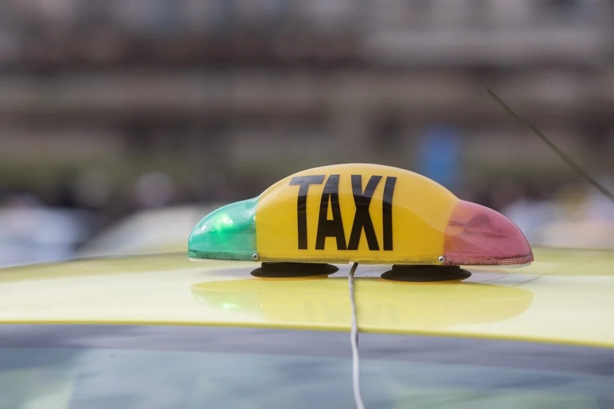 Escrocherii taxi în vacanță: 5 fraude care te lasă fără bani