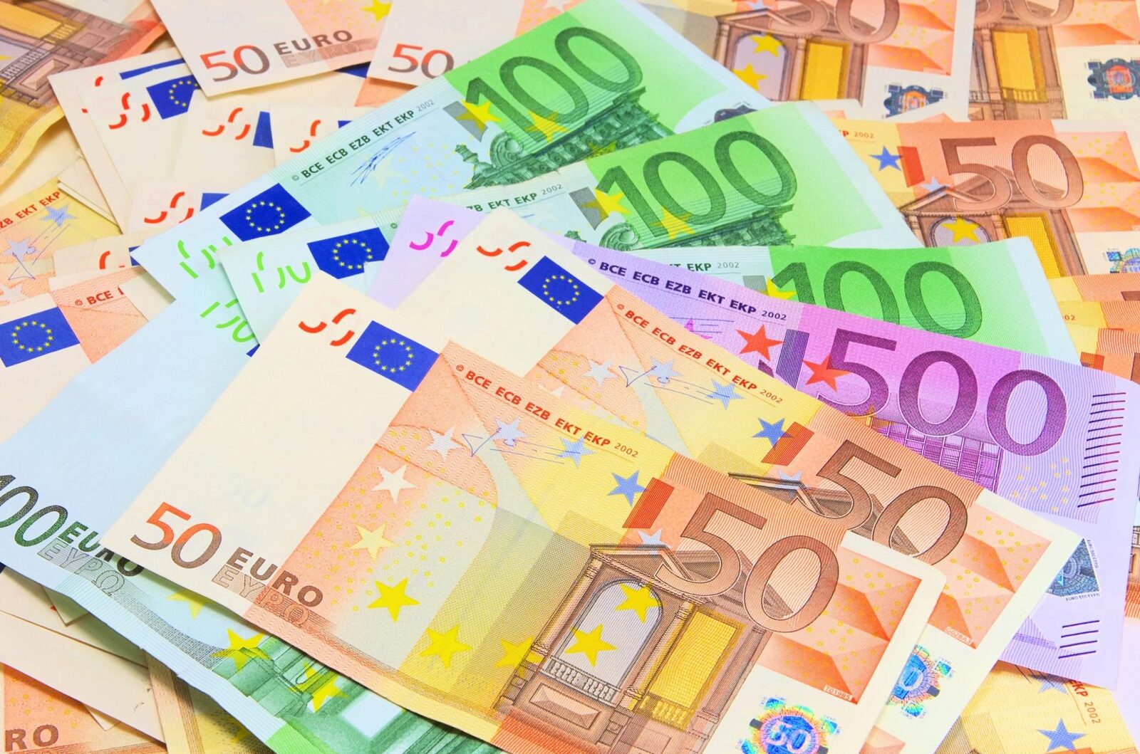 Europa redescoperă banii cash: De ce numerarul revine în portofele
