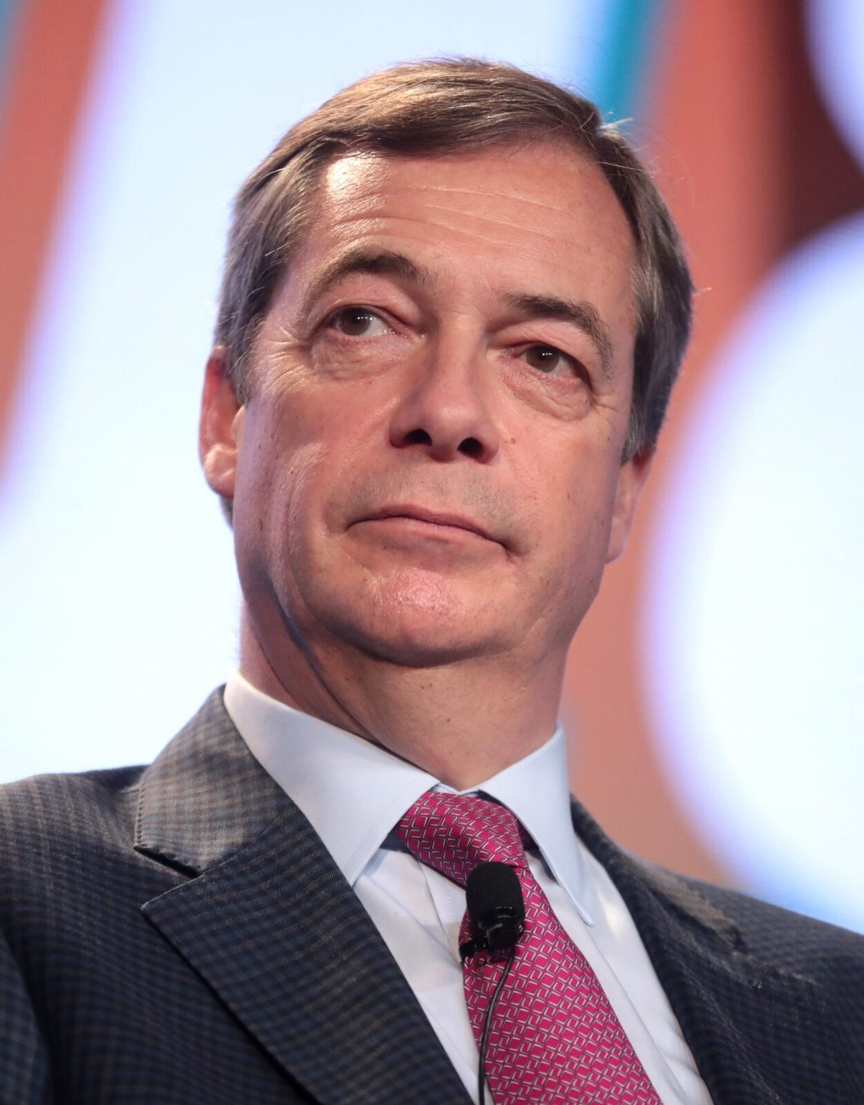 Farage, victorie detașată în fața contelui-satiric