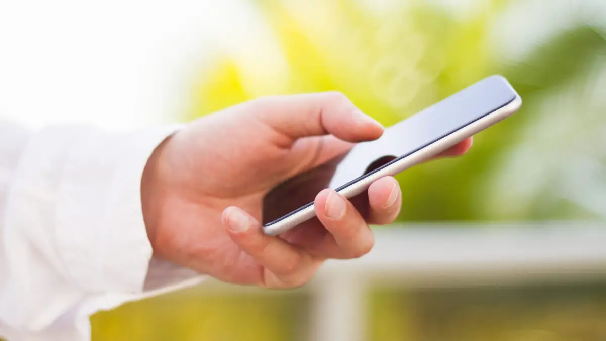 Telefon personal la muncă: Ești obligat să ți-l dai