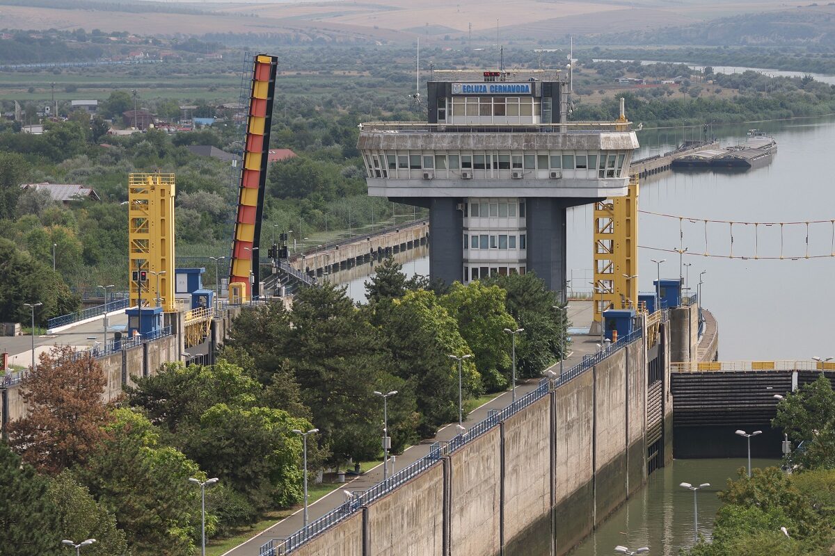 Cernavodă: Unitatea 2, asigurată 9 zile după scufundarea barjelor