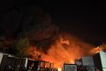Incendiu puternic în București. Mesaj RO-Alert emis la 2.12 dimineața. Imagini cu norii uriași de fum