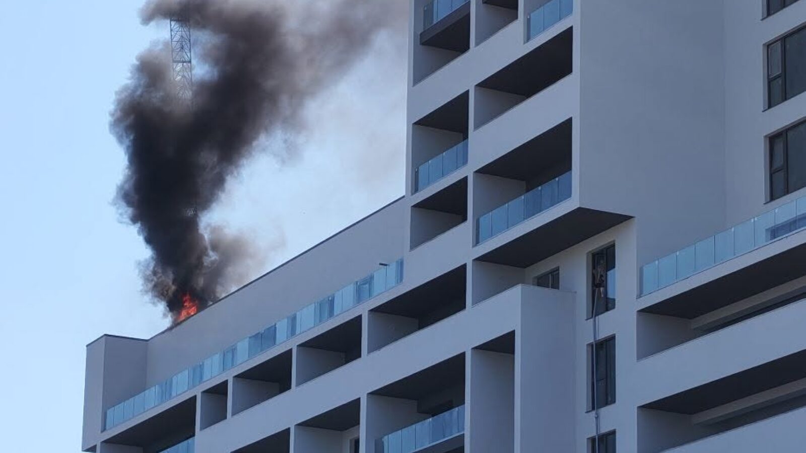 Incendiu puternic lângă Dedeman Ghencea: Arde cu flacără deschisă