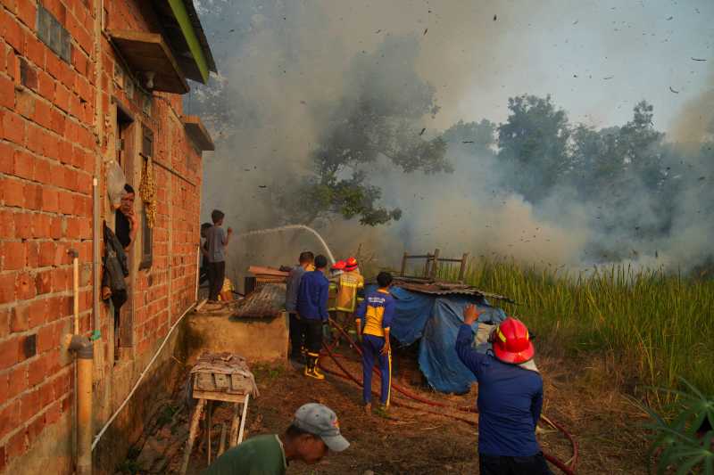 Indonezia: Incendii masive, școli închise și mii de pompieri