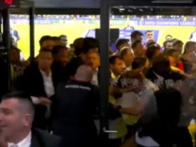 Șoc în Champions League: Staff-ul a sărit la bătaie cu jucătorul