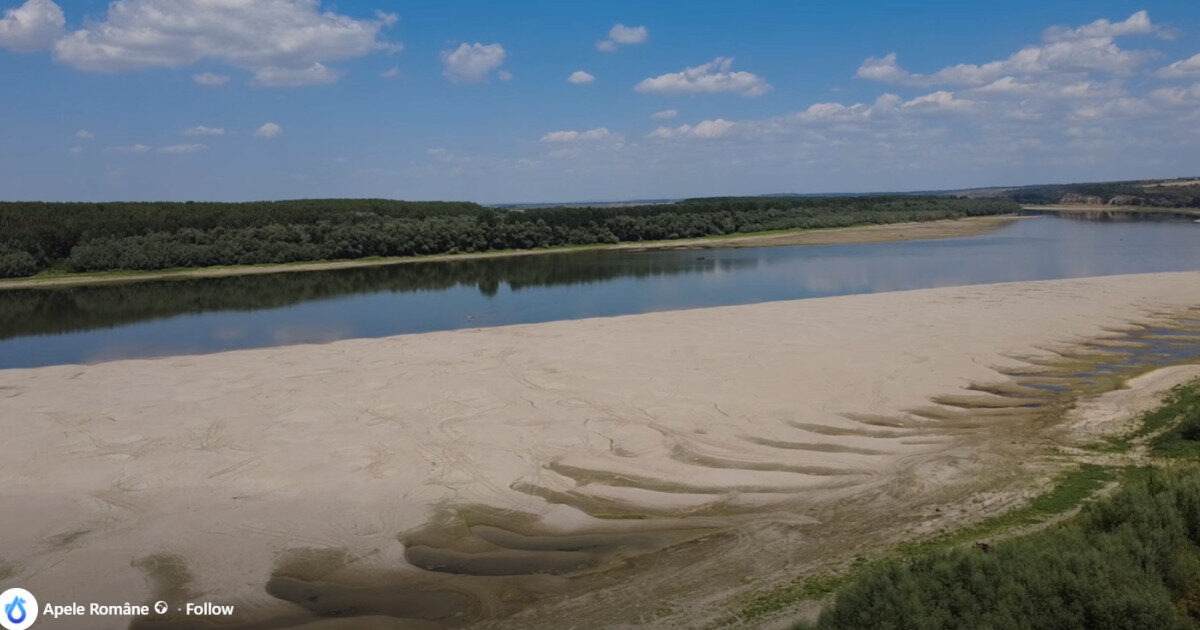 Dunărea, barje scufundate pentru Cernavodă
