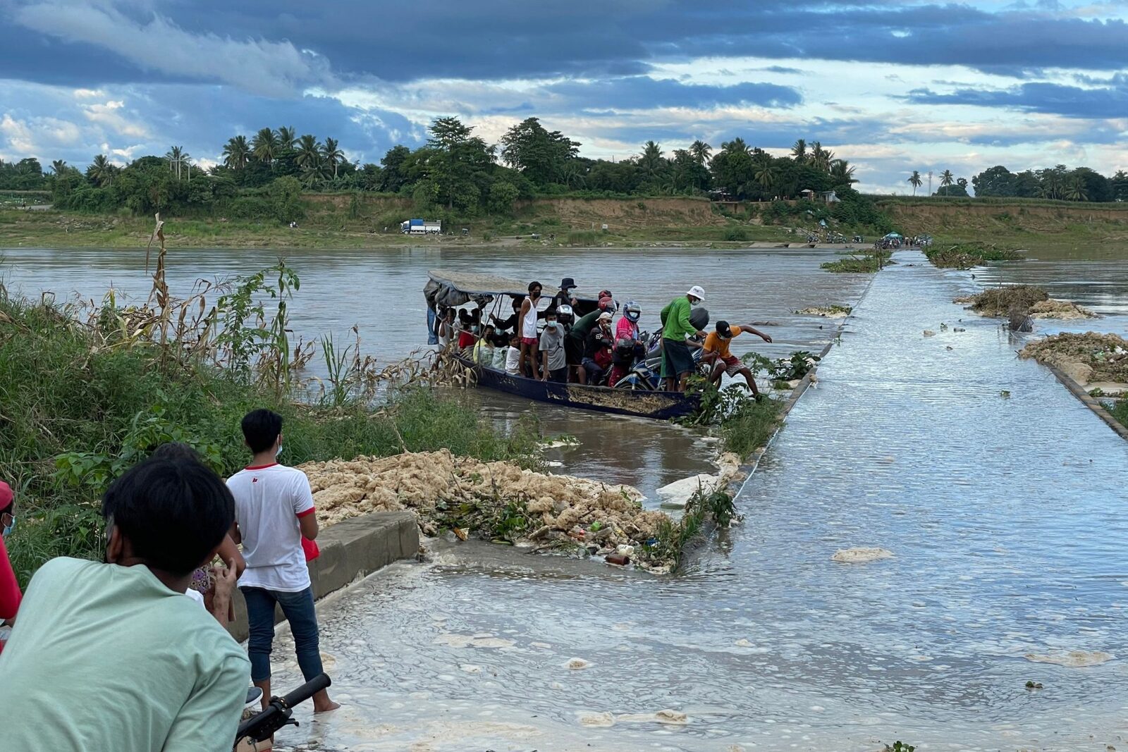Maymay blochează Luzon: Ferry-uri anulate, drumuri montane închise