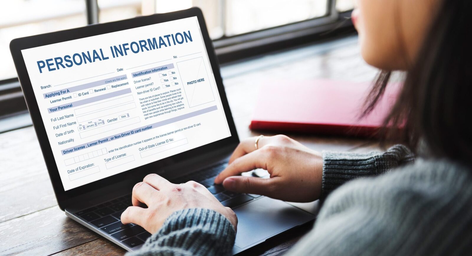 Laptop de serviciu: Ce verifică angajatorul din mesajele tale