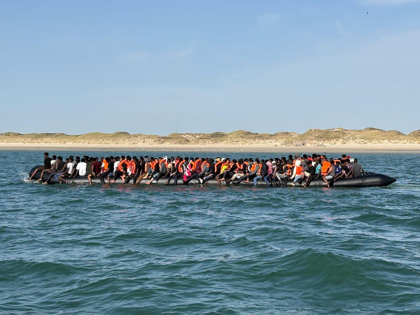 Record: 230 de refugiați, înghesuiți într-o singură barcă spre Europa