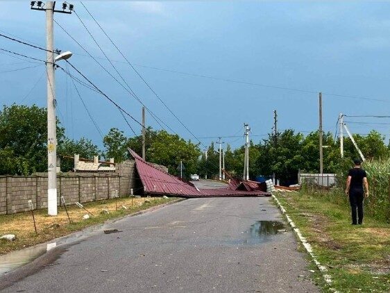 Moldova, în beznă: Vremea distruge rețeaua electrică