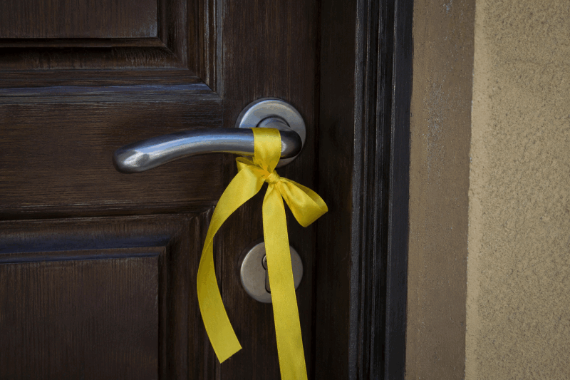 Panglica galbenă de pe clanța ușii: Mesajul ascuns al proprietarilor