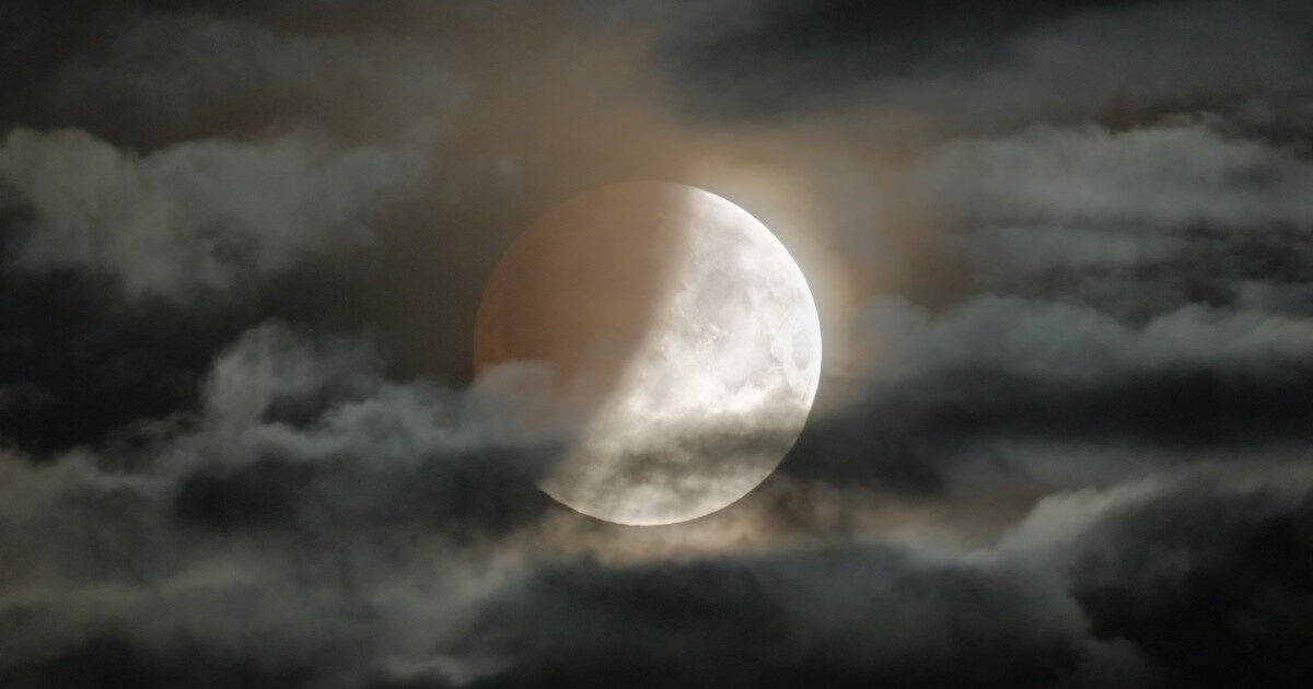Eclipsă Lună în România: Când și de unde vezi spectacolul ceresc
