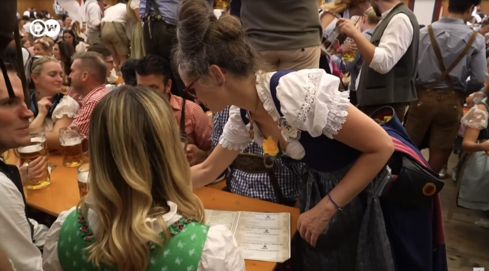 Șampanie, Oktoberfest și politic extremă dreaptă germană vizat
