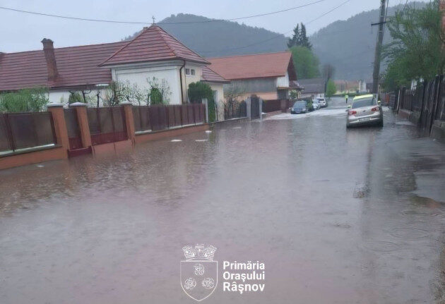 Râșnov: Ploaie torențială inundă canalizarea