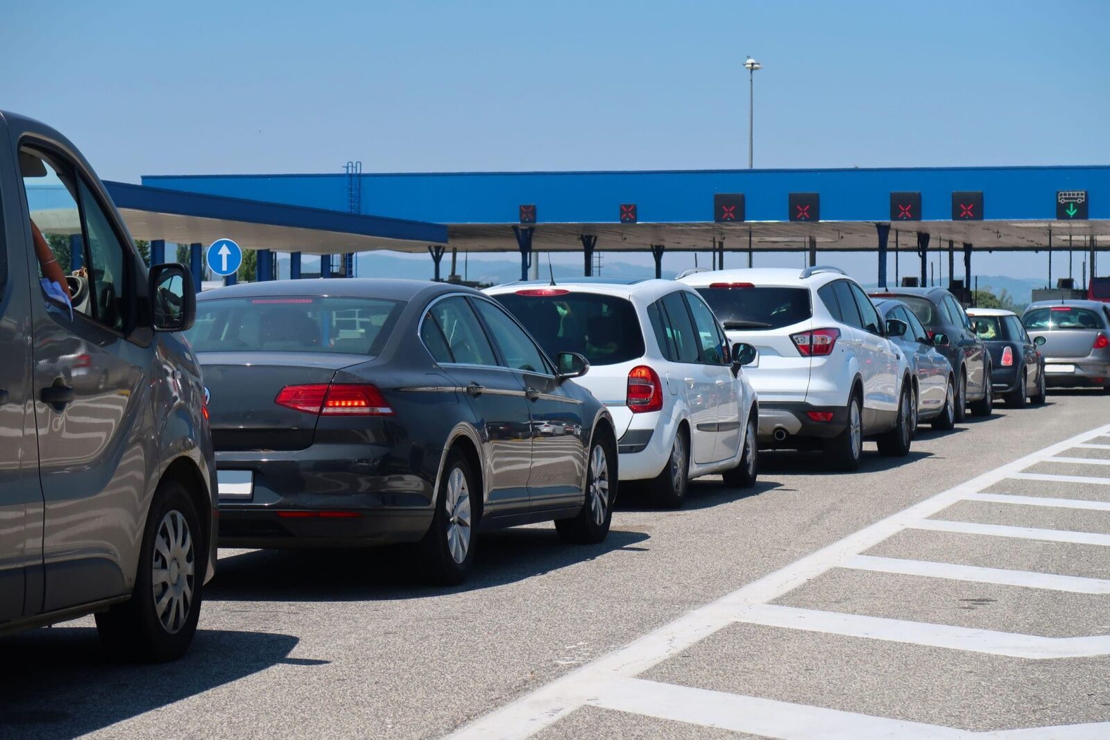 GRANIȚĂ: Câte țigări și alcool mai aduci acum fără taxe