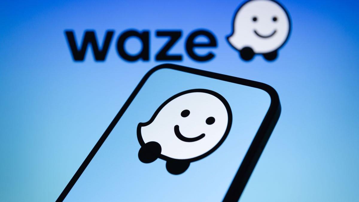Waze îți spune când să pleci. Ghid trafic inteligent
