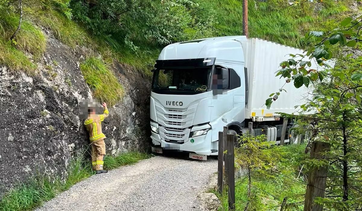TIR-ist român, blocat în pădure, a abandonat semiremorca