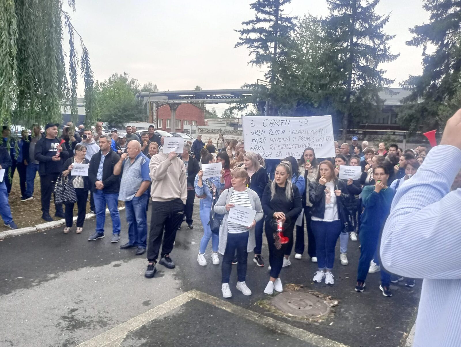 Grevă la Carfil Brașov: Salariile pe masă, nu restructurări