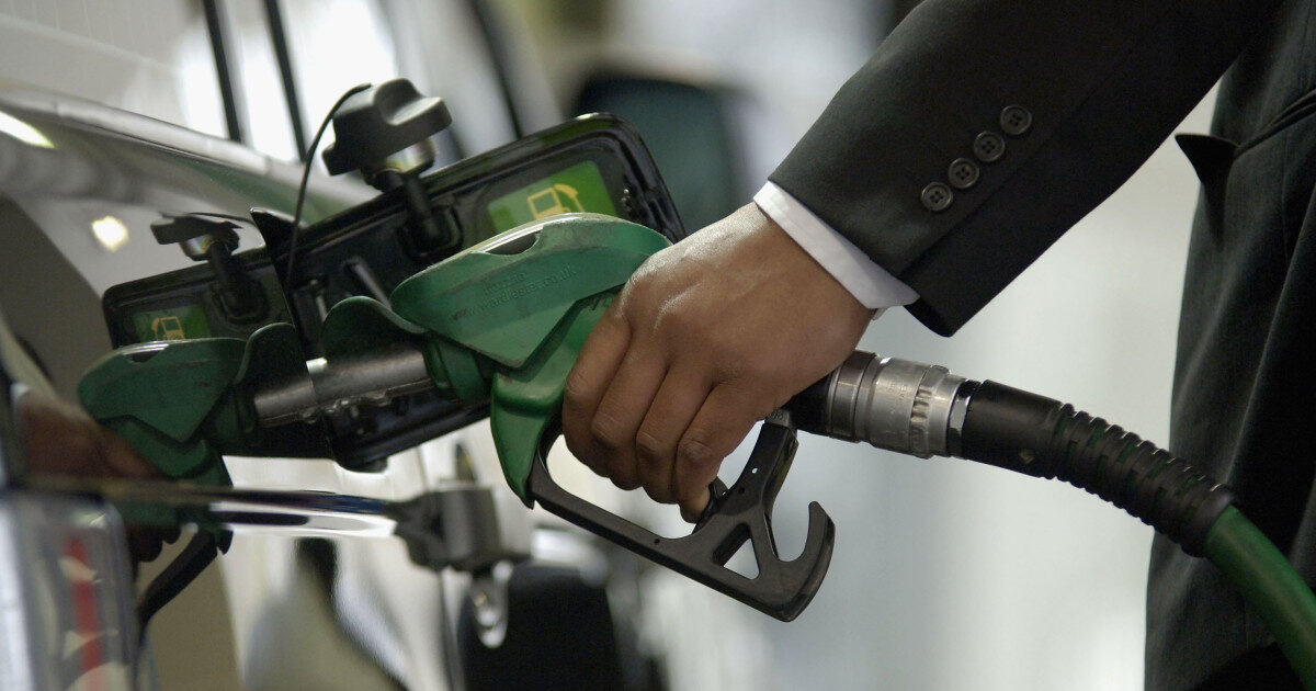 Scade prețul la pompă: Cât costă benzina și motorina vineri în București
