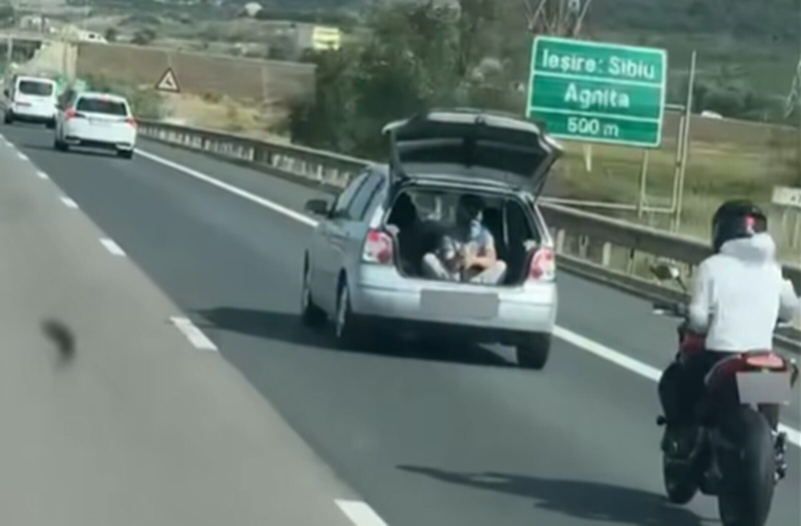 Nebunie pe A1: Tânăr filmat din portbagaj, motociclist în scenariu