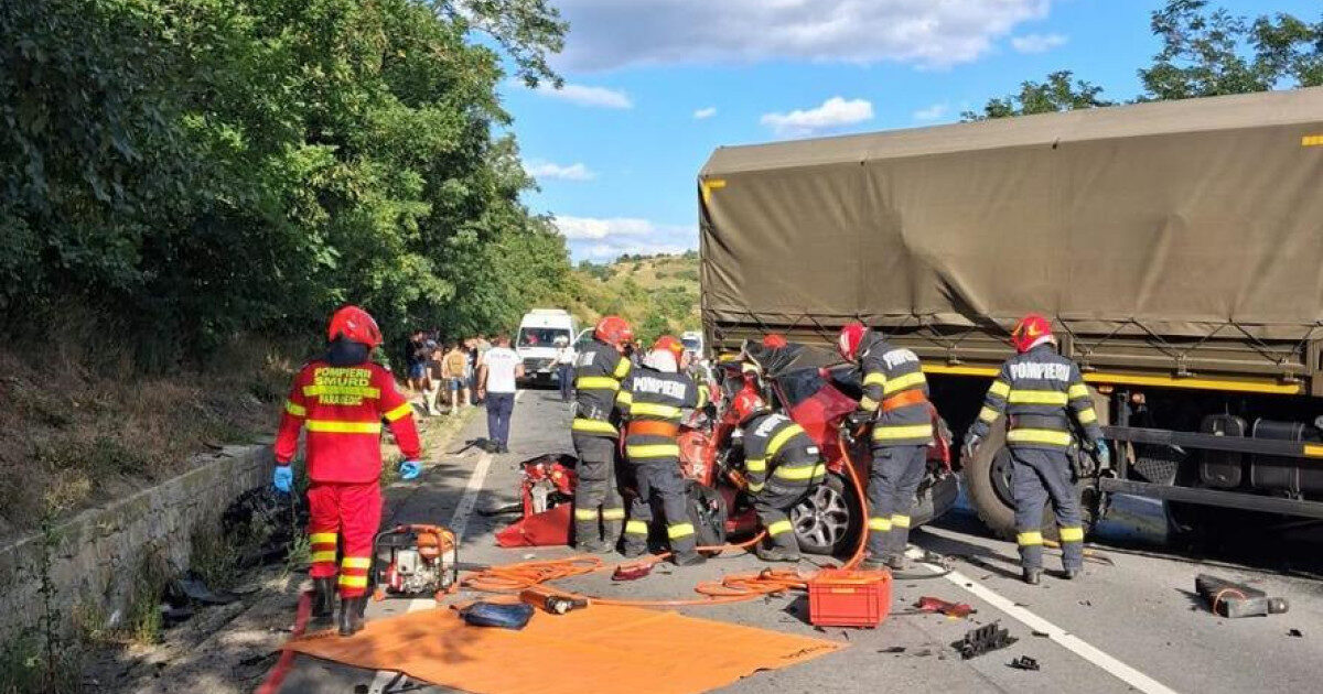 Accident cumplit: Camion militar, ciocnire violentă, trei morți, inclusiv copil